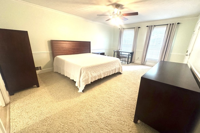 Larger bedroom, bedroom A - House Convenient to Both Campuses