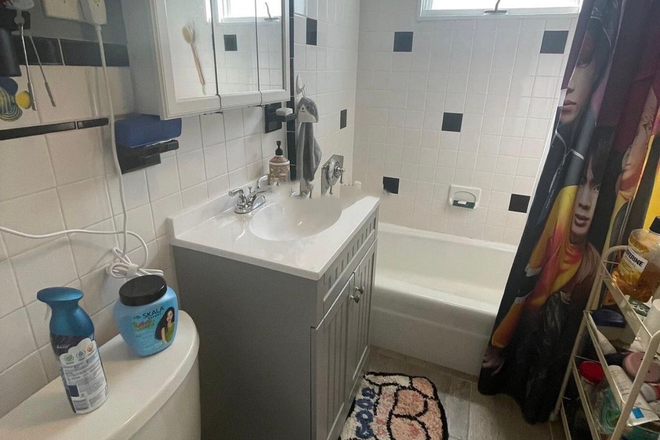 - - GORGEOUS TWO BEDROOM APARTMENT NEAR TUFTS