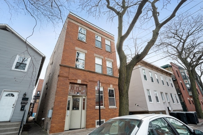 Exterior - 2 Rooms for rent each w/ their own bath in 3 bedroom apt. Just steps to campus restaurants & sho