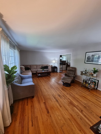 living room - Shared House Roommate - co-ed Grad student /young professional - Available May