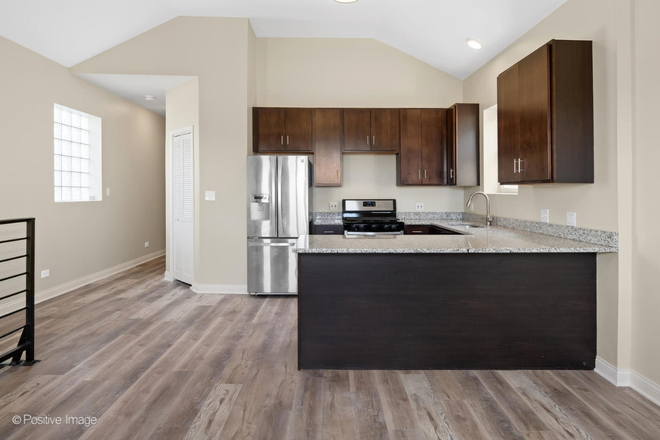 Kitchen - *PERFECT for STUDENTS. UIC, Rush, etc. Private room in medical district. 3 bed/2 full bath