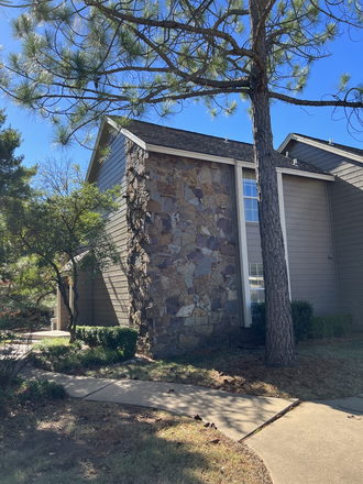 1 - 920 W. Parkway (2bed-2bath) Garden Condo $1300 JUNE