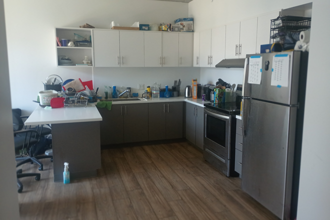 Kitchen - UCI Fall Quater Housing : Verano Tower Apartments (male renter prefered)