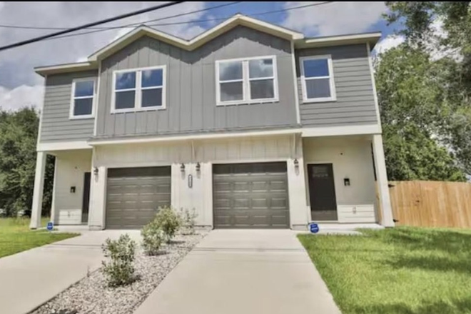 Front door entry with garage and extra parking - 4 bedroom / 2.5 bathroom townhome with garage and huge backyard