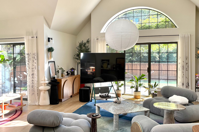 living room - Ensuits in a Beautiful Neighborhood, 10min to Campus