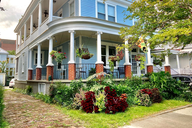 Exterior looking at front porch - Nice, 2 bedroom studio in a great neighborhood just a block from MUSC!