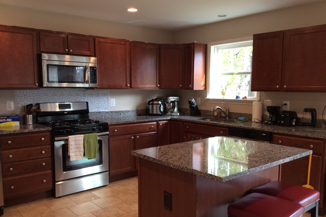 kitchen - Furnished 4-Bedroom / 2.5-Bath (1Master Bedrooms) House