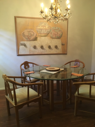 Dining area - Guest Cottage close to Campus Apartments