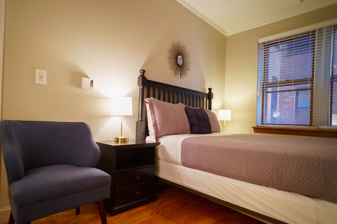 Hub Realty - Back Bay, nicely update 2 bedroom in elegant brownstone building
