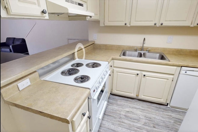 Kitchen - Oxford Manor Apartments