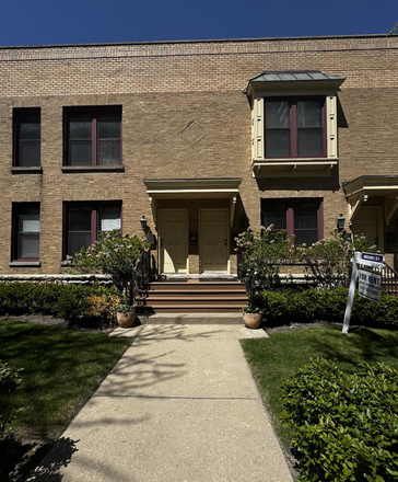 Outside view - Summer Sublet Near Foster Station and Downtown Evanston