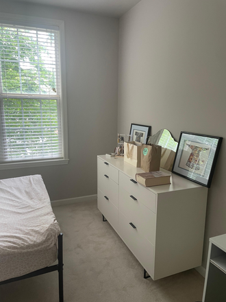Bedroom - Private Room with Bathroom close to Campus, Downtown and Hospital