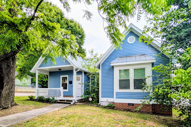Front of house - Charming Cottage near UT