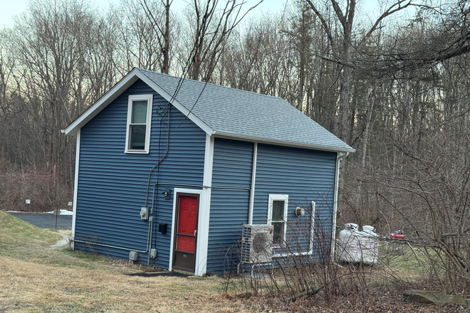 Outside View - 1 Bedroom Cottage close to campus Apartments
