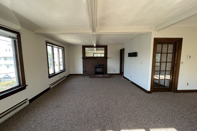 Living Room - 3 Spacious Rooms Available Near Tufts, 10 Min Walk