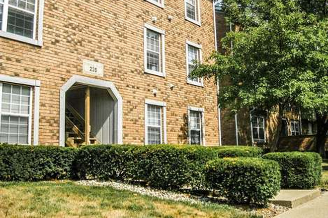 Outside View - Pickwick Place - $500 Move-In Bonus Apartments
