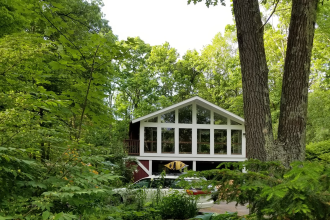 The House - Quiet Renter for Studio Apt Nestled in Gardens yet close to Amherst, Northampton