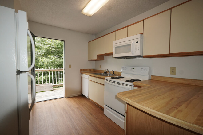 Kitchen - Brown Heights Apartments