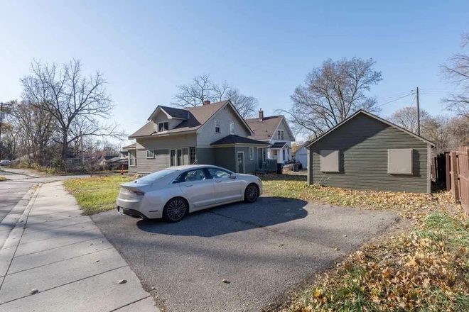 Parking - Entire 5 bed 2 bath House Near Campus and Downtown