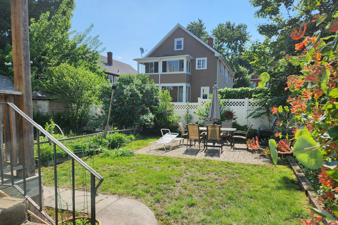 Backyard - 4 bed 1 bath 10 minutes from Tufts