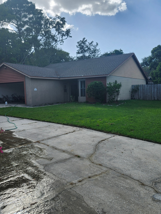 Outside view - 3BR 2BA Share or family. Quiet neighborhood near UCF. House
