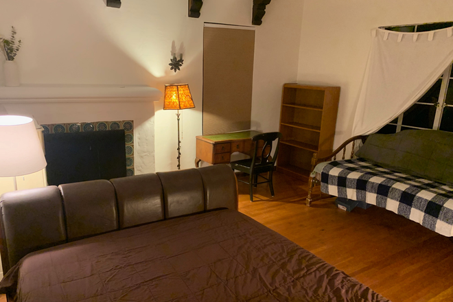 230 sq ft bedroom - Beautiful 8 bedroom house one block from UC Berkeley north side