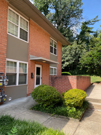 Outside - Arlington Court 2 Bedroom Townhouse, Close to law and business schools, main ground, UVA hospital