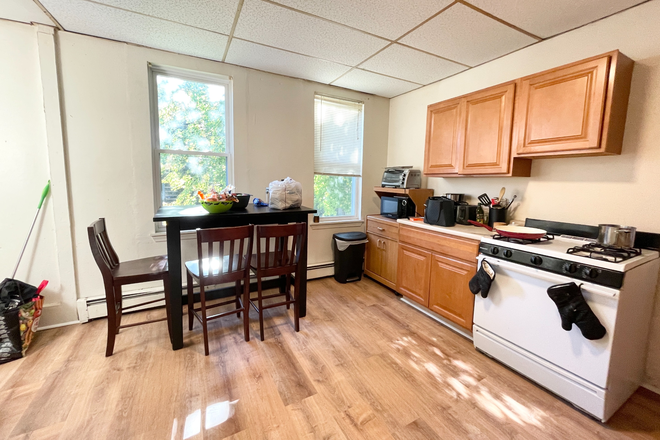 Kitchen - Convenient Mission Hill 3 Bed | Laundry in Building | Eat in Kitchen