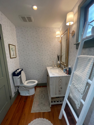 Downstairs bath - Town house minutes to campus