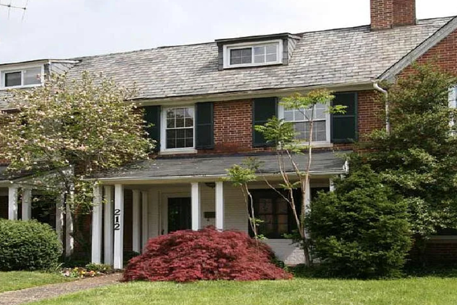 Outside view - Rowhouse near campus