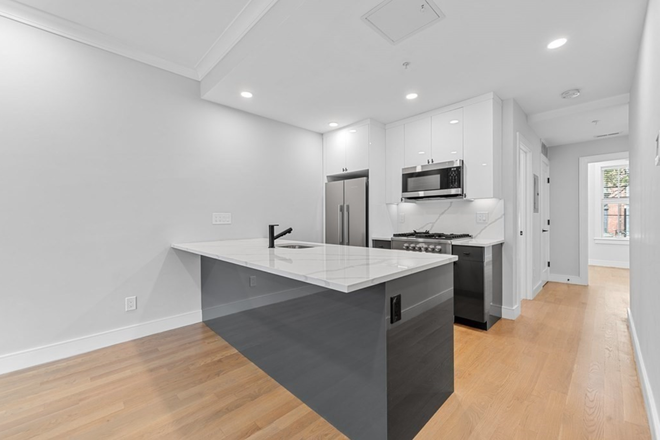 Call NOW for showings! 617-236-8550 - NEWBURY ST EXT - *NO FEE* RENOVATED LUXURY 2BR/1BA IN KENMORE SQ *AVAIL NOW* W/ IN UNIT LNDRY, DW