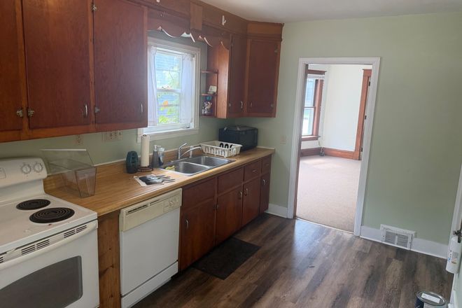 Kitchen - Centrally located 3 bed - includes, water, trash