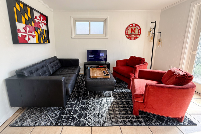 living room - 2BR/1BA Furnished Guest Suite Minutes from UMD
