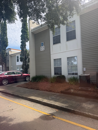 Outside view from parking lot - Vila Reanna 2x2 | 1 room lease takeover Apartments