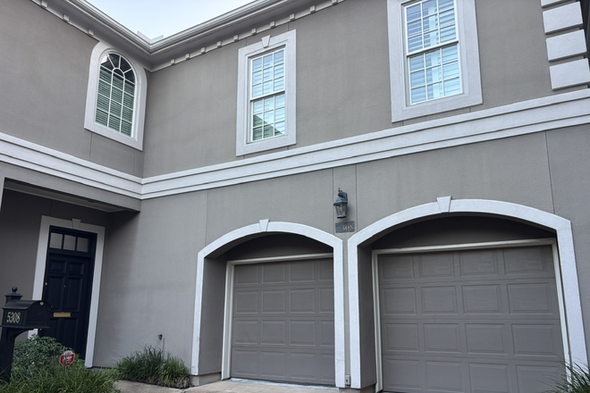 Front of Townhome - Group or Family of 4 - Townhome < 10 minute Walk to Campus