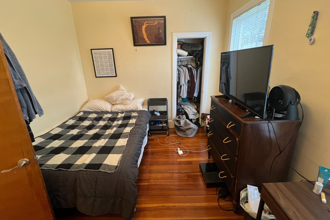 Bedroom - Gorgeous 3 Bedroom & 1 Bathroom Apartment