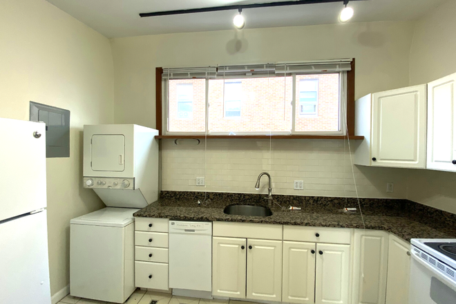 living - LOCATION!!! 3 BED WITH HOT WATER INCLUDED! NO BROKER FEE, 9/1/26!