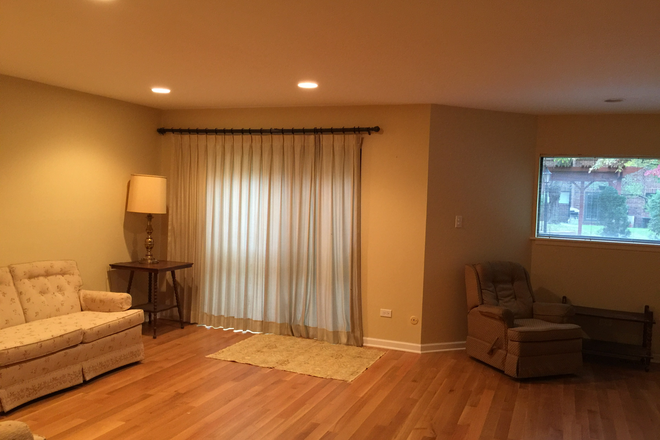 Living Room - Bedroom for Sublet. Very Close to UIC Campuses.