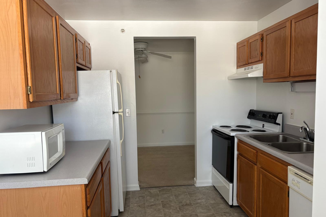 kitchen - Master bedroom with private bathroom and walk-in closet in Foxridge