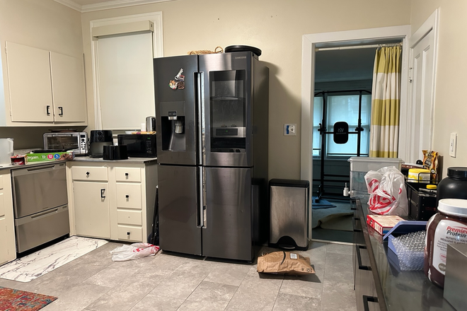 Kitchen - 479 Robinson : ROOM FOR RENT (FALL SEMESTER ONLY) House