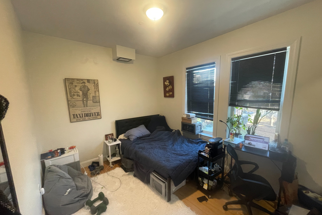 Bedroom (private room for rent) - Private Room - 4B2B - Thornton St - Roxbury