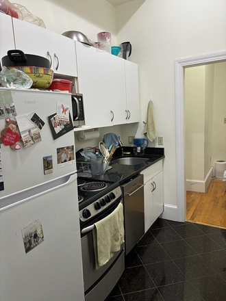 . - SPACIOUS 3 Bed/2 Bath w/ Laundry IN UNIT - avail NOW! Apartments