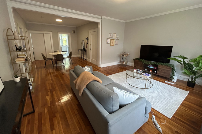 Living room + table area - 2 Bed/1 Bath Apartment in Coolidge Corner, Brookline