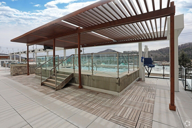hot tub - The finmore at 241 Apartments