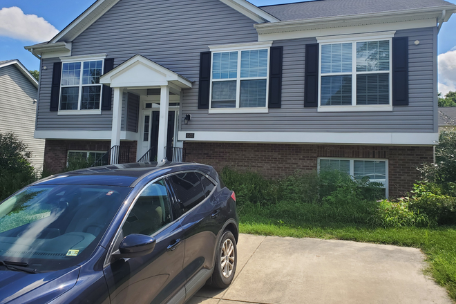 Front - Single Family Home close to Campus