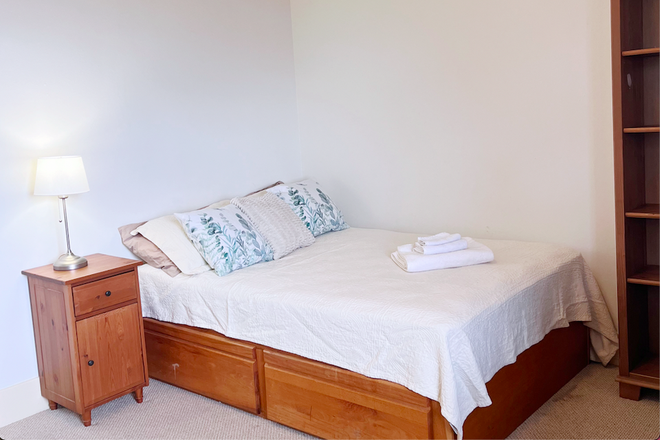 Room 20 bedroom - Private Bay View Room 1 Block from Campus & Utilities Included