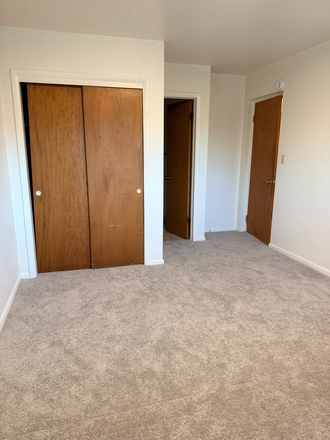 bedroom - Room w/private bath near Pearl St. Apartments