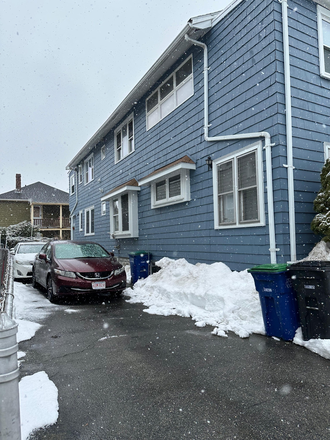 Parking spot outside house - Summer sublet, 7-minute walk from campus, $800 rent per month Duplex