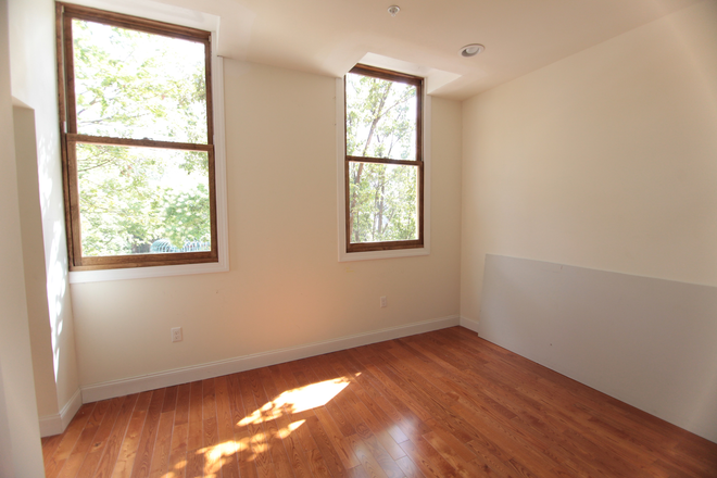Historic windows - Off Campus Philly - Bright 3 Bed 3 Bath Apartments