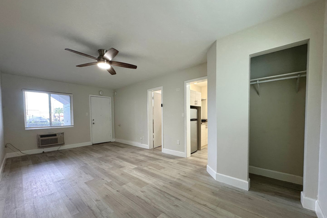 - LA JOLLA STUDIO w/ PARKING! AVAILABLE NOW!